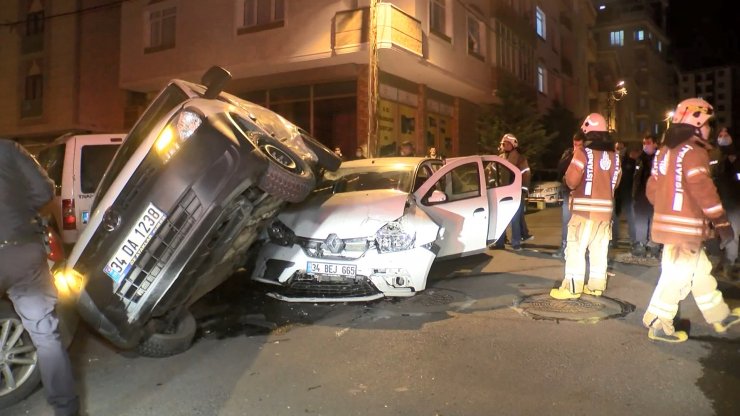 Ümraniye'de otomobil ve hafif ticari araç çarpıştı; 1 kişi yaralandı, 4 araç hasar gördü