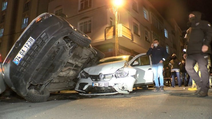 Ümraniye'de otomobil ve hafif ticari araç çarpıştı; 1 kişi yaralandı, 4 araç hasar gördü