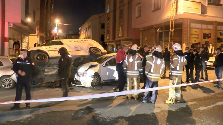 Ümraniye'de otomobil ve hafif ticari araç çarpıştı; 1 kişi yaralandı, 4 araç hasar gördü