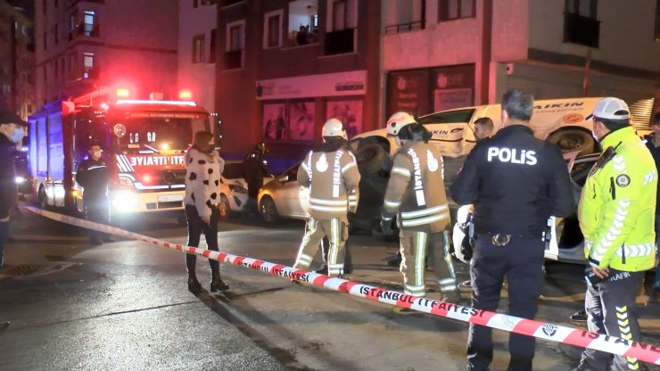 Ümraniye'de otomobil ve hafif ticari araç çarpıştı; 1 kişi yaralandı, 4 araç hasar gördü