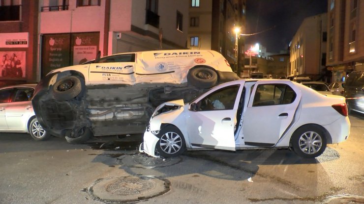 Ümraniye'de otomobil ve hafif ticari araç çarpıştı; 1 kişi yaralandı, 4 araç hasar gördü