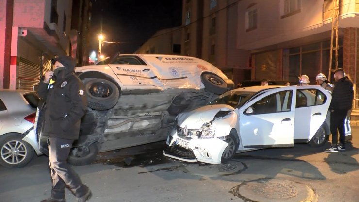 Ümraniye'de otomobil ve hafif ticari araç çarpıştı; 1 kişi yaralandı, 4 araç hasar gördü