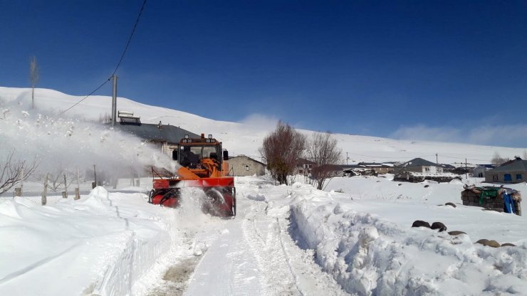 Van'da 55 yerleşim yerinin yolu kardan temizlenerek ulaşıma açıldı