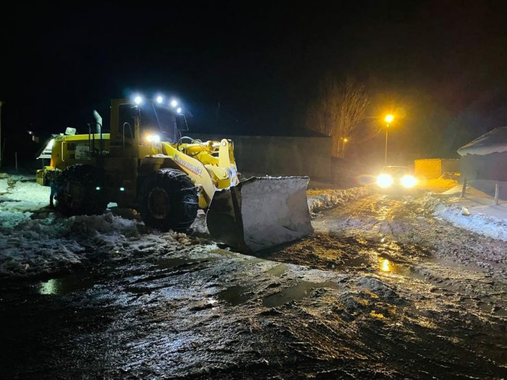 Van'da 55 yerleşim yerinin yolu kardan temizlenerek ulaşıma açıldı