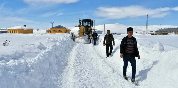 Van'da 55 yerleşim yerinin yolu kardan temizlenerek ulaşıma açıldı