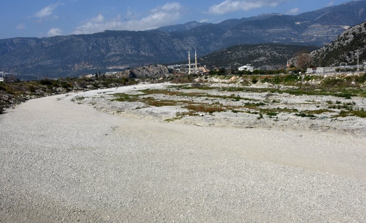 Yeterli yağış olmayınca Demre Çayı tamamen kurudu