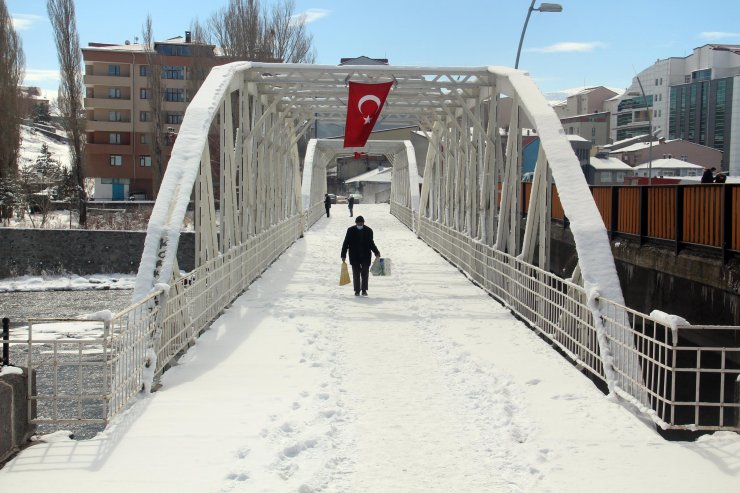 'Yüksek riskli' Ardahan'da, eksi 15 derecede sokaklar boş kaldı