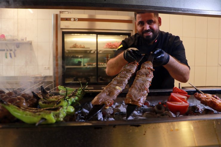 Adıyla Şaşırtan ‘iki Yüzlü Kebap' Adanalılardan Yoğun İlgi Görüyor