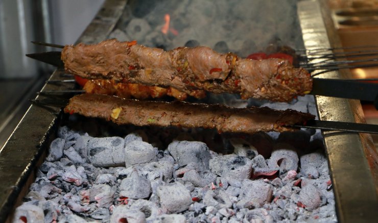 Adıyla Şaşırtan ‘iki Yüzlü Kebap' Adanalılardan Yoğun İlgi Görüyor