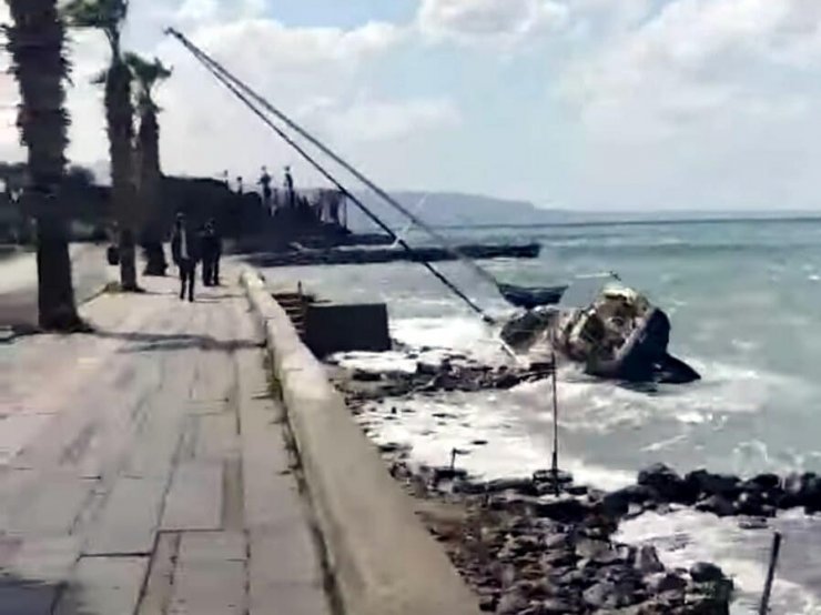 Bodrum'da Fırtına Çıktı, Yelkenli Karaya Oturdu