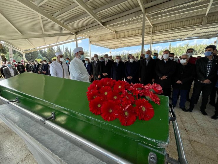 Seyhan Belediye Başkanı Akay'ın Eşi Nesrin Akay, Son Yolculuğuna Uğurlandı