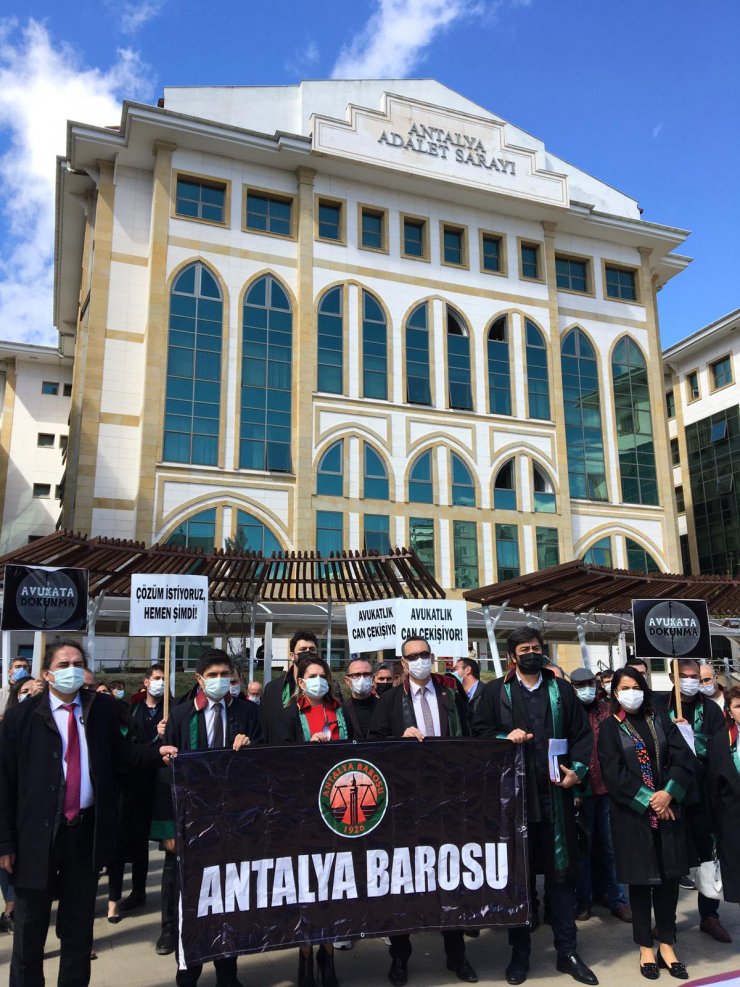 Antalya'da Avukatlar, Meslektaşlarının Öldürülmesini Protesto Etti