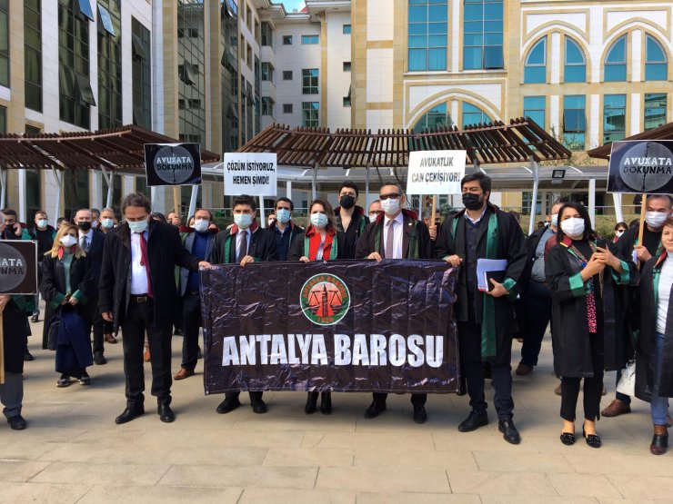 Antalya'da Avukatlar, Meslektaşlarının Öldürülmesini Protesto Etti