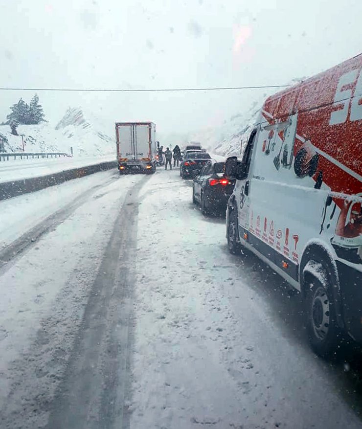 Kar, Antalya- Denizli Karayolunda Ulaşımı Olumsuz Etkiledi