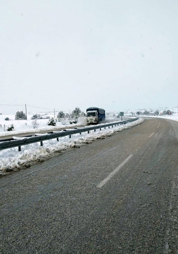 Kar, Antalya- Denizli Karayolunda Ulaşımı Olumsuz Etkiledi