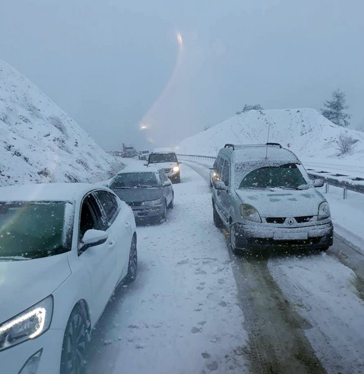 Kar, Antalya- Denizli Karayolunda Ulaşımı Olumsuz Etkiledi