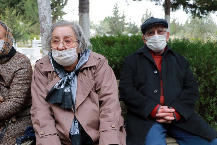 Koronavirüsten Ölen Prof. Dr. Ergenoğlu, Babası İçin Ayrılan Mezarlığa Defnedildi