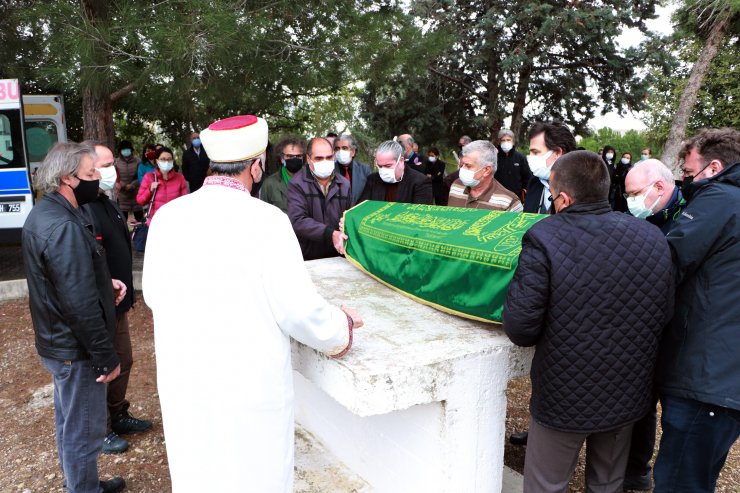 Koronavirüsten Ölen Prof. Dr. Ergenoğlu, Babası İçin Ayrılan Mezarlığa Defnedildi