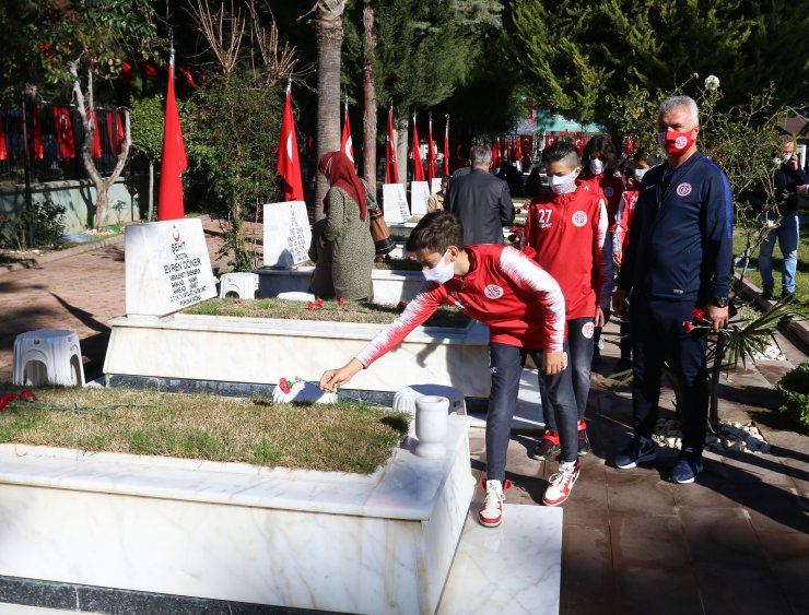 Antalyaspor'un U12 Takımından Şehitlik Ziyareti