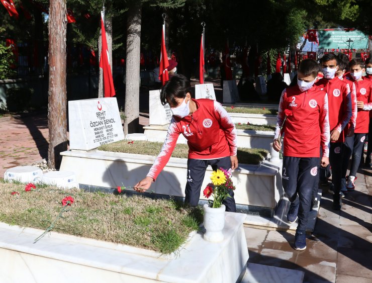 Antalyaspor'un U12 Takımından Şehitlik Ziyareti