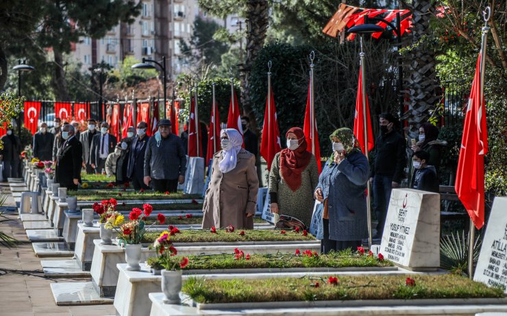 Gazi Babasının Kucağında, Şehitleri Ziyarete Geldi