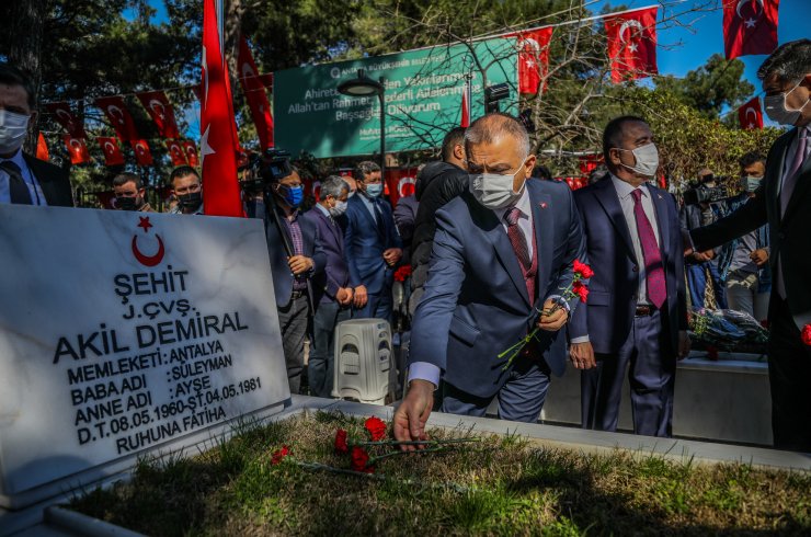 Gazi Babasının Kucağında, Şehitleri Ziyarete Geldi