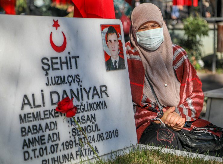 Gazi Babasının Kucağında, Şehitleri Ziyarete Geldi