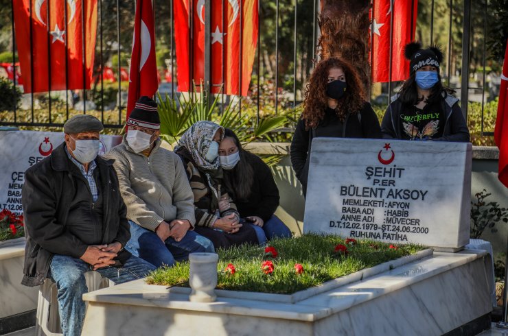 Gazi Babasının Kucağında, Şehitleri Ziyarete Geldi