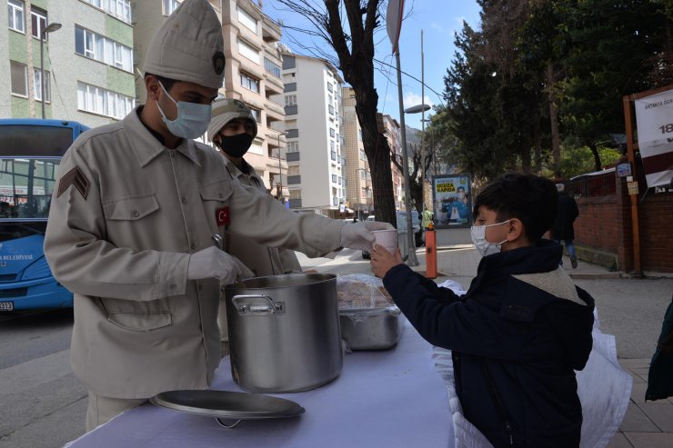 Hatay’da Vatandaşlara Çanakkale Şehitlerinin Bir Öğünlük Menüsü İkram Edildi