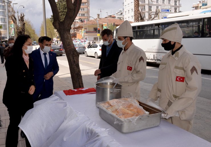 Hatay’da Vatandaşlara Çanakkale Şehitlerinin Bir Öğünlük Menüsü İkram Edildi