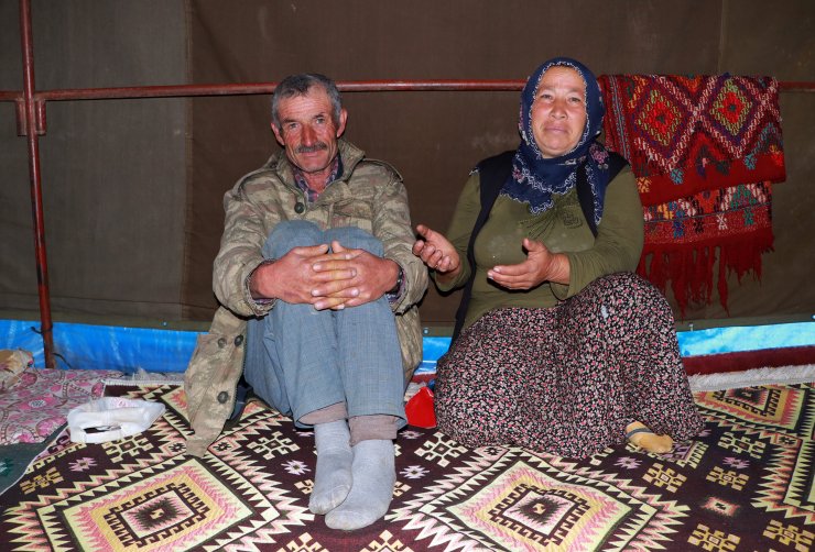 Baba Mesleği Hayvancılığa Devam Eden İpek Ailesi, Yaşamlarını Çadırda Sürdürüyor