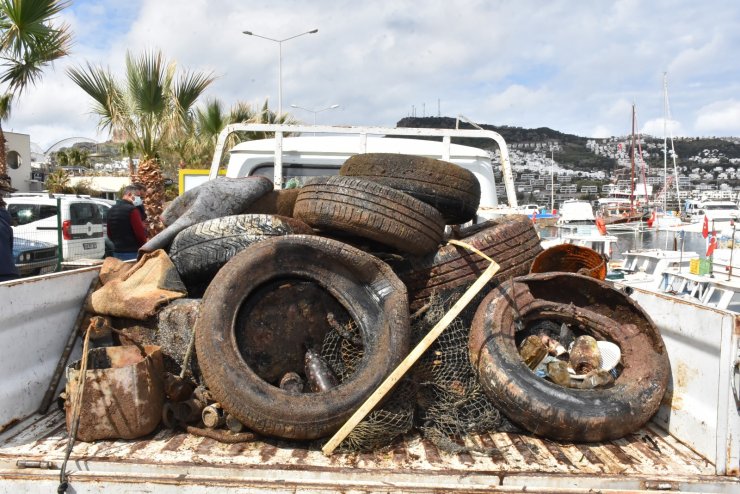 Bodrum'da Denizden Yarım Ton Atık Çıkarıldı