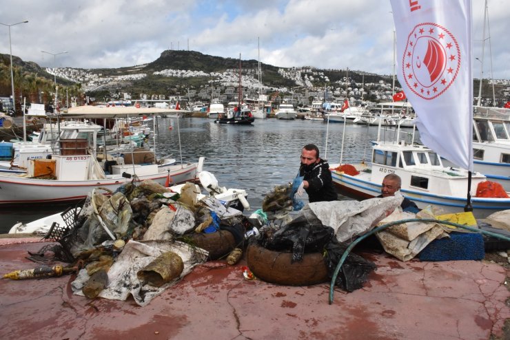 Bodrum'da Denizden Yarım Ton Atık Çıkarıldı