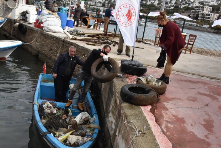 Bodrum'da Denizden Yarım Ton Atık Çıkarıldı