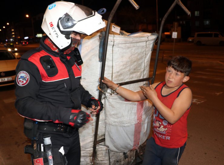 Çöpte Bulduğu Kelepçeyle Kendisini Çöp Arabasına Kelepçeledi, Yardımına Polis Yetişti