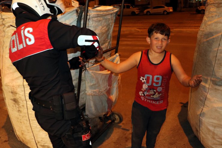 Çöpte Bulduğu Kelepçeyle Kendisini Çöp Arabasına Kelepçeledi, Yardımına Polis Yetişti