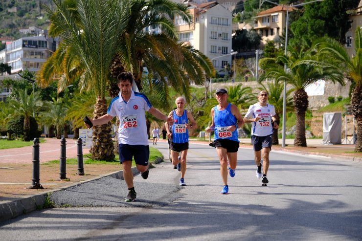 Alanya'da 21'inci Atatürk Halk Koşusu Ve Yarı Maratonu Yapıldı