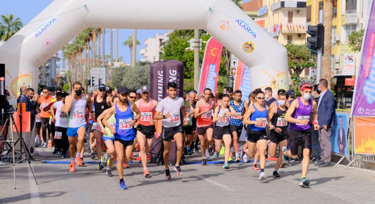 Alanya'da 21'inci Atatürk Halk Koşusu Ve Yarı Maratonu Yapıldı