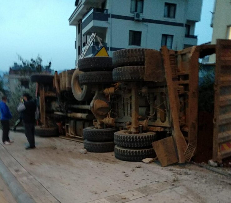 Hafriyat Yüklü Kamyon Devrildi, Molozlar Etrafa Saçıldı