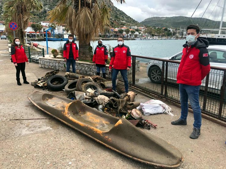 Kıyı Deniz Dibinden 2 Saatte Çıkan Atık İsyan Ettirdi