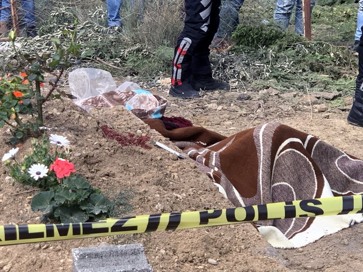 Dün Toprağa Verdiği Eşinin Mezarı Başında, Oğlunun Cesedini Buldu