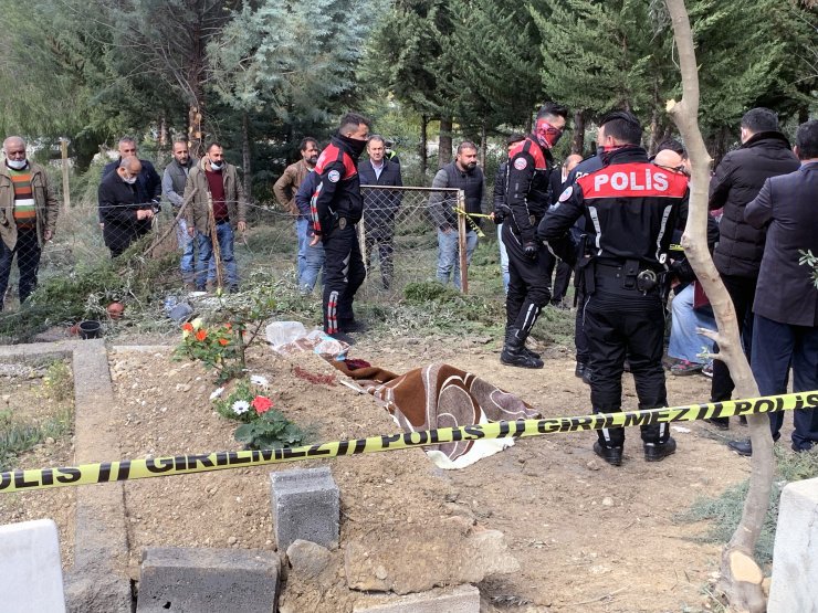 Dün Toprağa Verdiği Eşinin Mezarı Başında, Oğlunun Cesedini Buldu