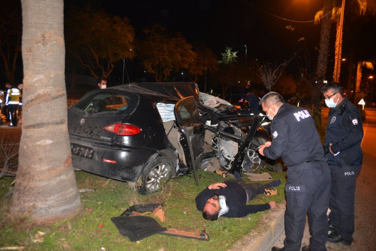 Adana'da, Refüjdeki Ağaçlara Çarpan Otomobildeki 3 Kişi Yaralandı