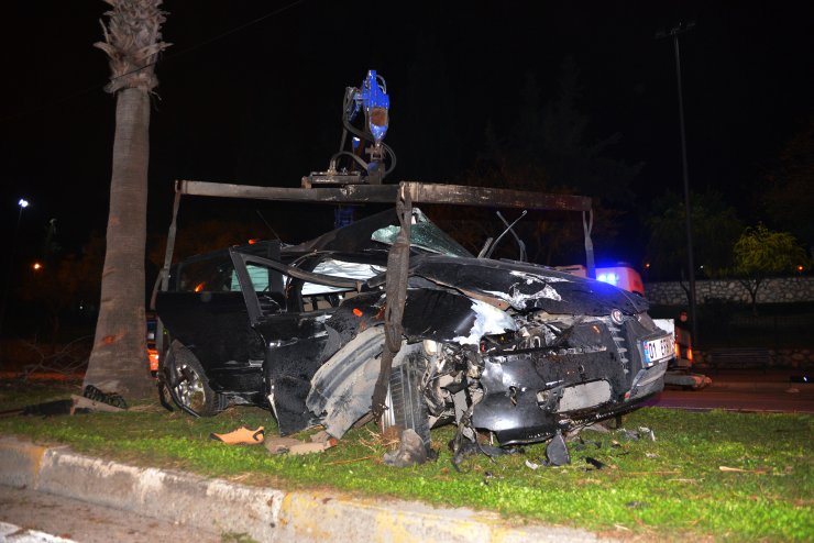 Adana'da, Refüjdeki Ağaçlara Çarpan Otomobildeki 3 Kişi Yaralandı