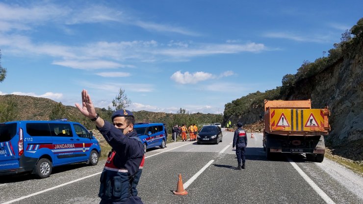 Datça-marmaris Karayolu'nda Toprak Kayması; Trafik Kontrollü Sağlanıyor