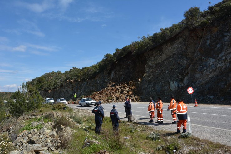 Datça-marmaris Karayolu'nda Toprak Kayması; Trafik Kontrollü Sağlanıyor