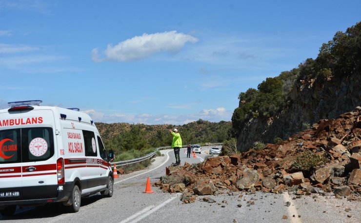 Datça-marmaris Karayolu'nda Toprak Kayması; Trafik Kontrollü Sağlanıyor