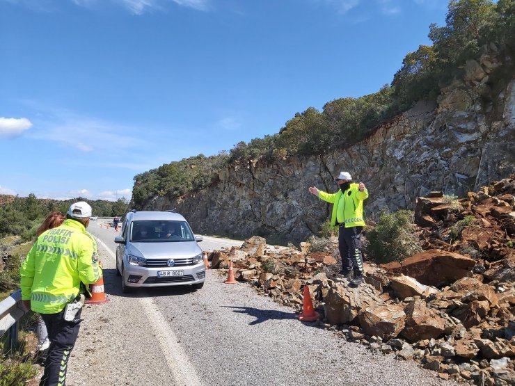 Datça-marmaris Karayolu'nda Toprak Kayması; Trafik Kontrollü Sağlanıyor