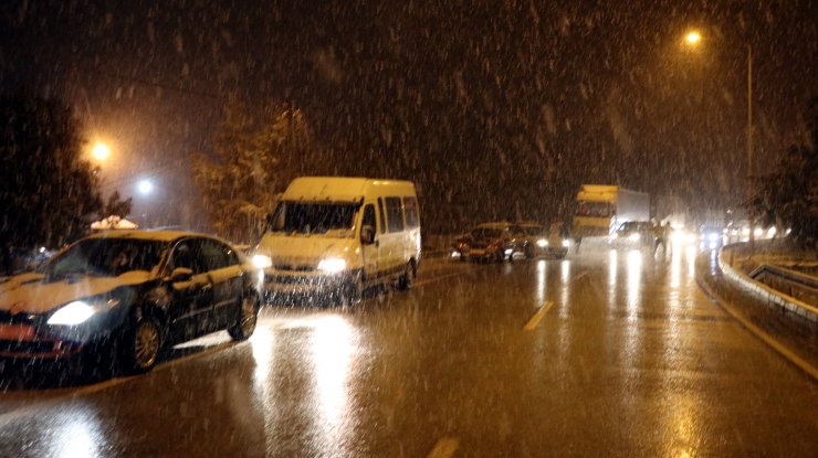 Kar Yağışı Burdur- Antalya Karayolunda Ulaşımı Aksattı
