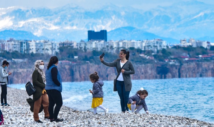 Karlı Dağ Manzarasında Deniz Keyfi